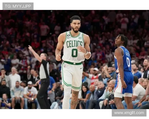 独行侠与凯尔特人激战正酣 双方球员展开激烈对决竞争季后赛席位