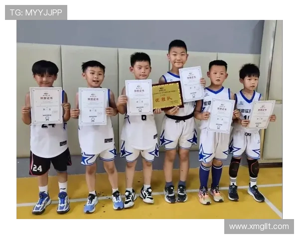 聚焦篮球运动员成长之路与赛场精神力量及团队协作魅力的深度观察